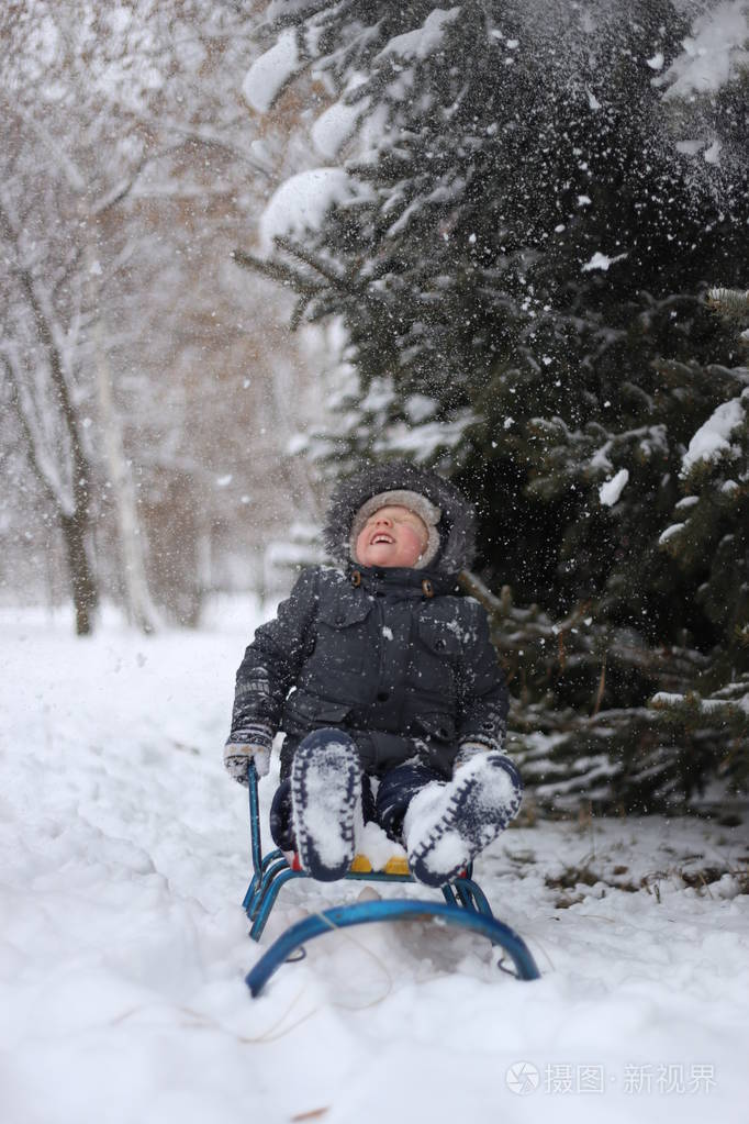 孩子在公园冬天玩雪的乐趣情绪