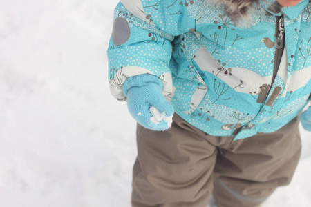 儿童服装在公园冬天的季节玩雪有趣的情绪