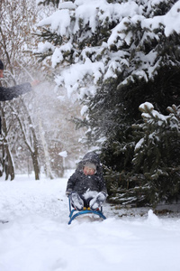 孩子在公园冬天玩雪的乐趣情绪