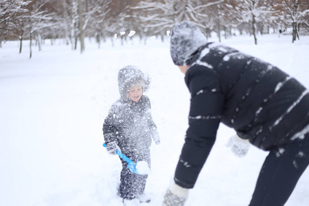 孩子在公园冬天玩雪的乐趣情绪