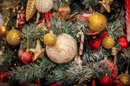 挂在装饰圣诞树上的红色宝布尔特写。 复古过滤效果。 圣诞树玩具。 装饰假日装饰。 圣诞树的装饰品。 圣诞树上的圣诞装饰品。