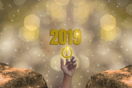 手指触摸开始按钮，开始2019年黄金快乐新年的亮度主题与闪闪发光的金光波克和闪闪发光的背景。