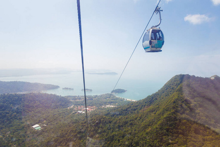 在马来西亚的热带兰卡维岛上，在滑雪板骑行期间，景观被占据了顶部。 东南亚美丽的自然。