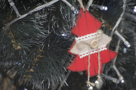 自制的红色老式圣诞树上的一棵大圣诞树。 快关门。