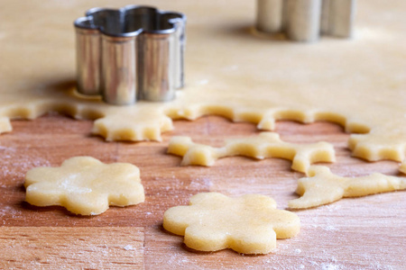 从擀面团中切出形状，准备传统的林泽圣诞饼干