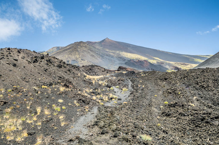 火山etna在强烈的蓝天上的全景。 中央火山口的水平视图。 一排人试图爬上山顶。 垂直视图