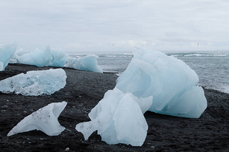 冰湖冰岛。 漂浮在水上的冰山。 冰岛景观