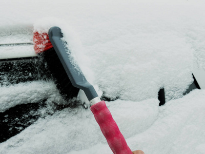 冬天被雪覆盖的脏车