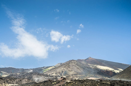 火山etna在强烈的蓝天上的全景。 中央火山口的水平视图。 一排人试图爬上山顶。 垂直视图