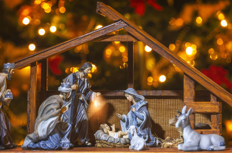 圣诞马槽场景与雕像，包括耶稣玛丽约瑟夫和羊。 专注于母亲