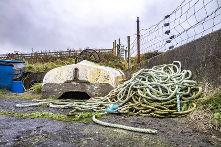 苏格兰海港的腐烂的旧沉船图片