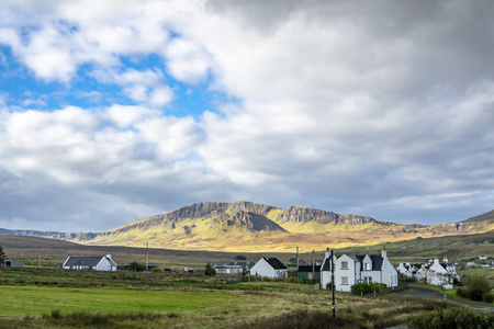 以奎拉因为背景的斯塔夫地区的秋季乡村景观斯凯岛, 苏格兰