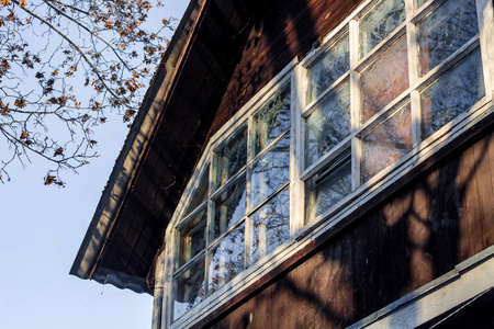 一座木屋的窗户在外面结霜