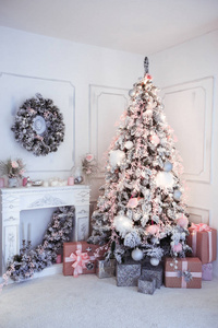 圣诞室内部有漂亮的圣诞树和礼物