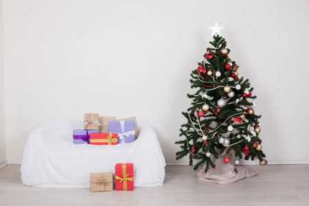 圣诞树礼物新年白色房间配沙发