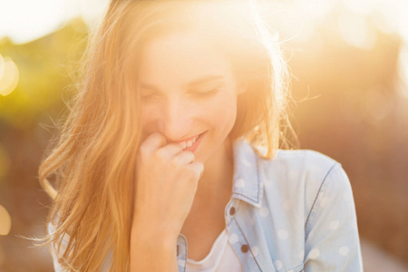 肖像华丽的女孩,有一个美丽的微笑和迷人的面部特征在一个阳光明媚的