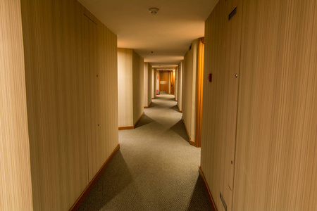 带木质墙的酒店走廊图片
