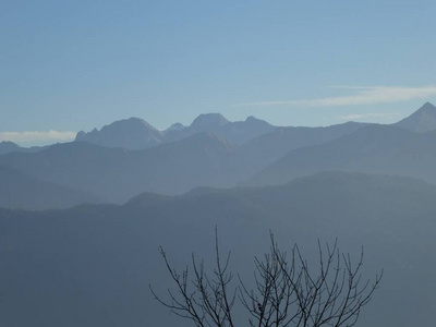 奥地利山顶岩石全景冬季雾蓝天