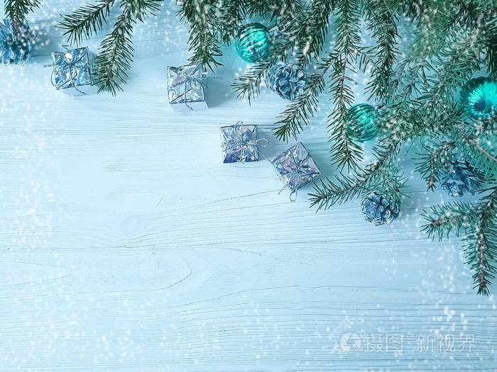 圣诞树树枝蓝球礼品锥白色木制背景