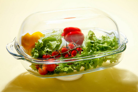 新鲜生菜和西红柿沙拉在玻璃容器里。