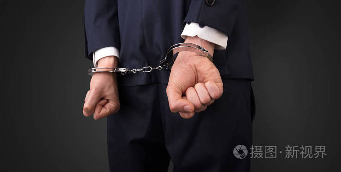 黑暗背景亲密的被铐的人