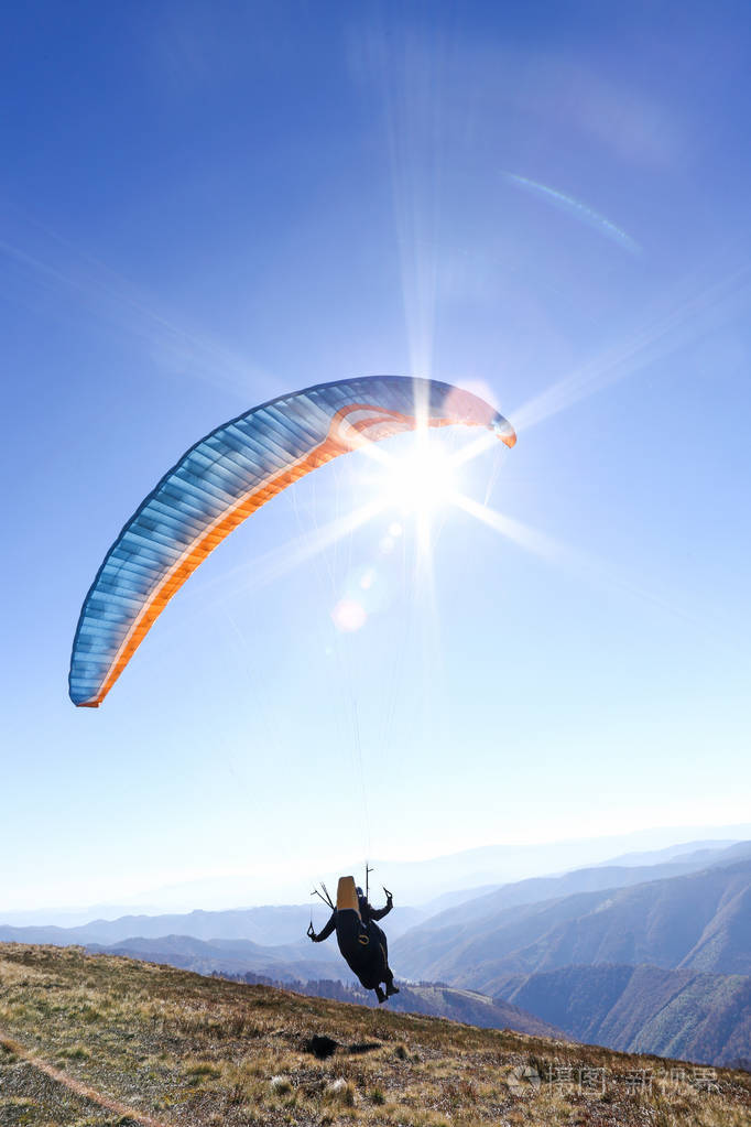我给那些从事滑翔伞的人拍照,他们学会了驾驶滑翔伞,他们喜欢他们所做