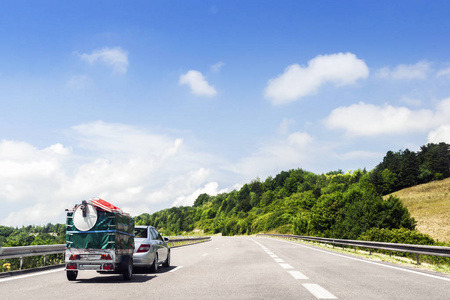 正在行驶的火车图片