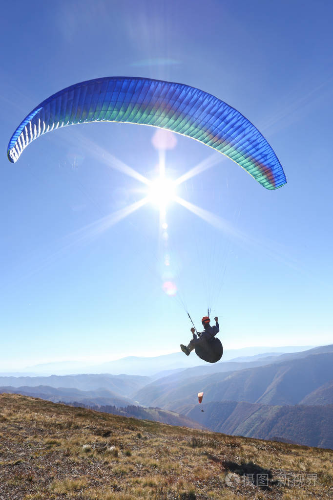 我拍摄的人从事滑翔伞,他们学会飞行滑翔伞,他们喜欢他们做的事情