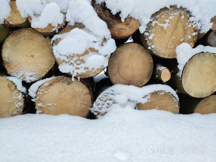 冬天干劈柴的原木堆在一堆木头上