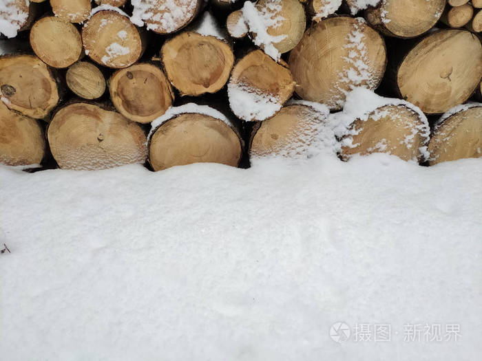 冬天，干劈柴的原木堆在一堆木头上