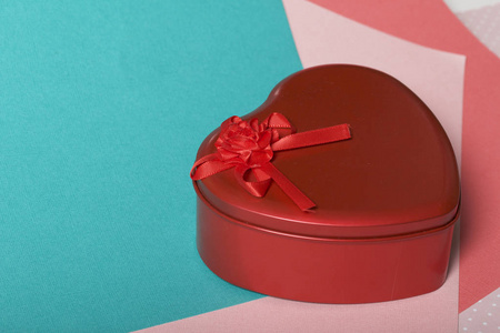 带礼物的红心形盒子..在一张五彩纸的背景上..