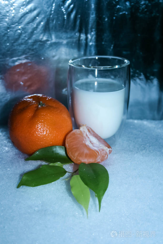 一杯牛奶加橘子和绿叶