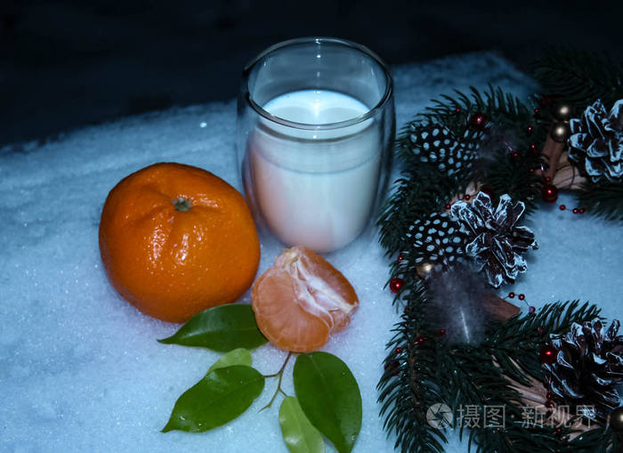 一杯牛奶加橘子和绿叶