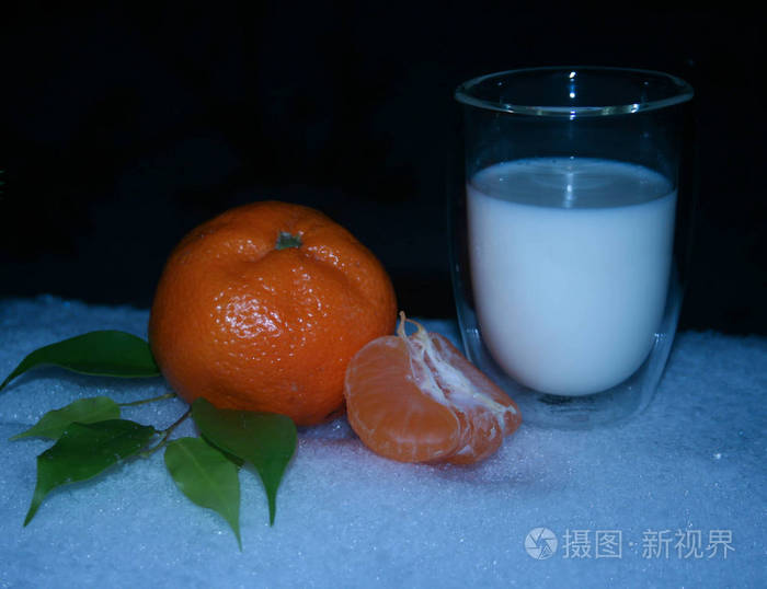 一杯牛奶加橘子和绿叶