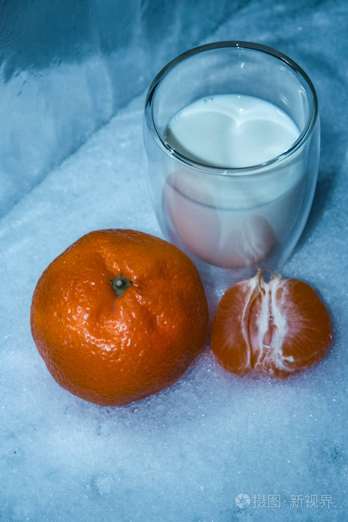 一杯加橘子的牛奶