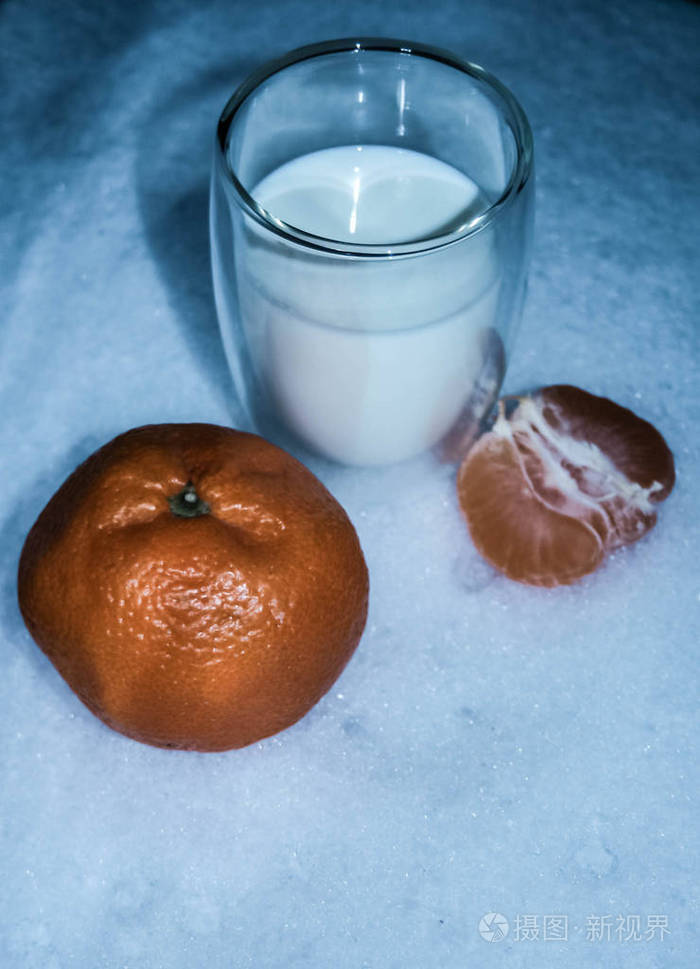 一杯加橘子的牛奶