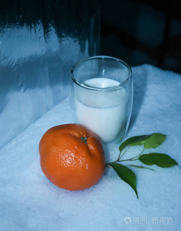 一杯牛奶加橘子和绿叶