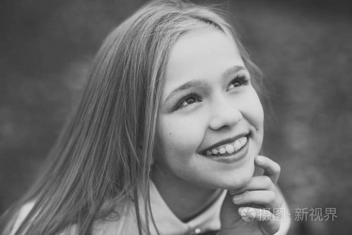 女孩微笑与可爱的面孔, 秀丽.小孩微笑着长着金色长发, 发型室外.婴儿