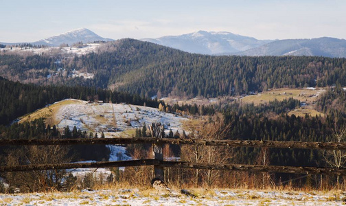 米库利钦村喀尔巴阡山冬季景观