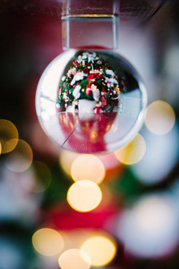 近景水晶球反射圣诞树的灯光