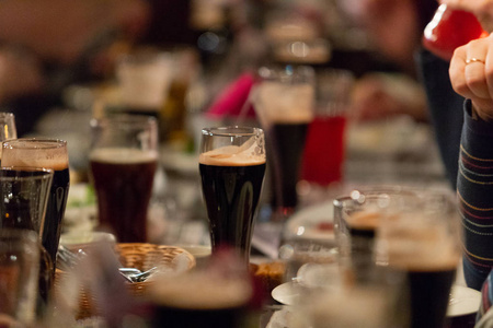 派对。 一家酒吧。 酒吧。 俱乐部。 一家餐馆。 带黑啤酒的啤酒杯。 黑啤酒倒入啤酒杯