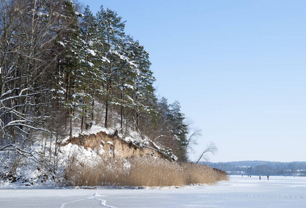 尼曼冷冻河在陡峭的河岸立陶宛旁边的冬季景色。