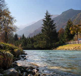 秋天的季节。奥地利阿尔卑斯山的美丽景色, 五颜六色的自然, 树木, 树叶和一条小溪在卡普伦, 奥地利。卡普伦位于 zell am
