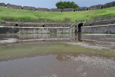 c.q.外翻和m.porcius建造的庞贝废弃罗马圆形剧场