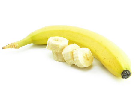 成熟的黄色香蕉，白色背景的香蕉切片