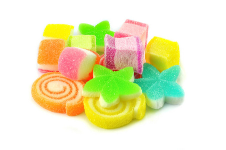 白色背景上分离的五颜六色的甜果冻糖/一堆甜点糖果和各种形状的糖