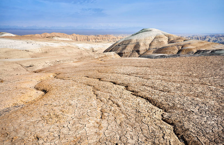 沙漠中开裂的地面和山脉的景观。 哈萨克斯坦国家沙漠公园阿尔廷埃梅尔