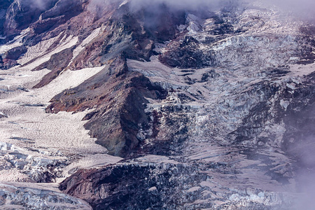 山坡上的石头山坡和冰川雪原