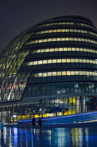 伦敦市政厅夜晚灯火通明图片
