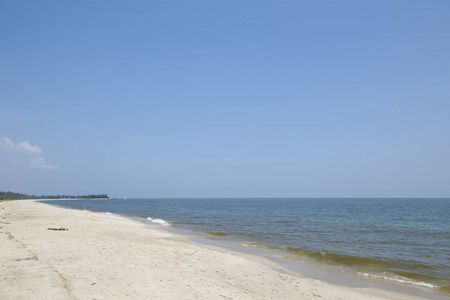 泰国沙滩上的旅行者夏滩华海